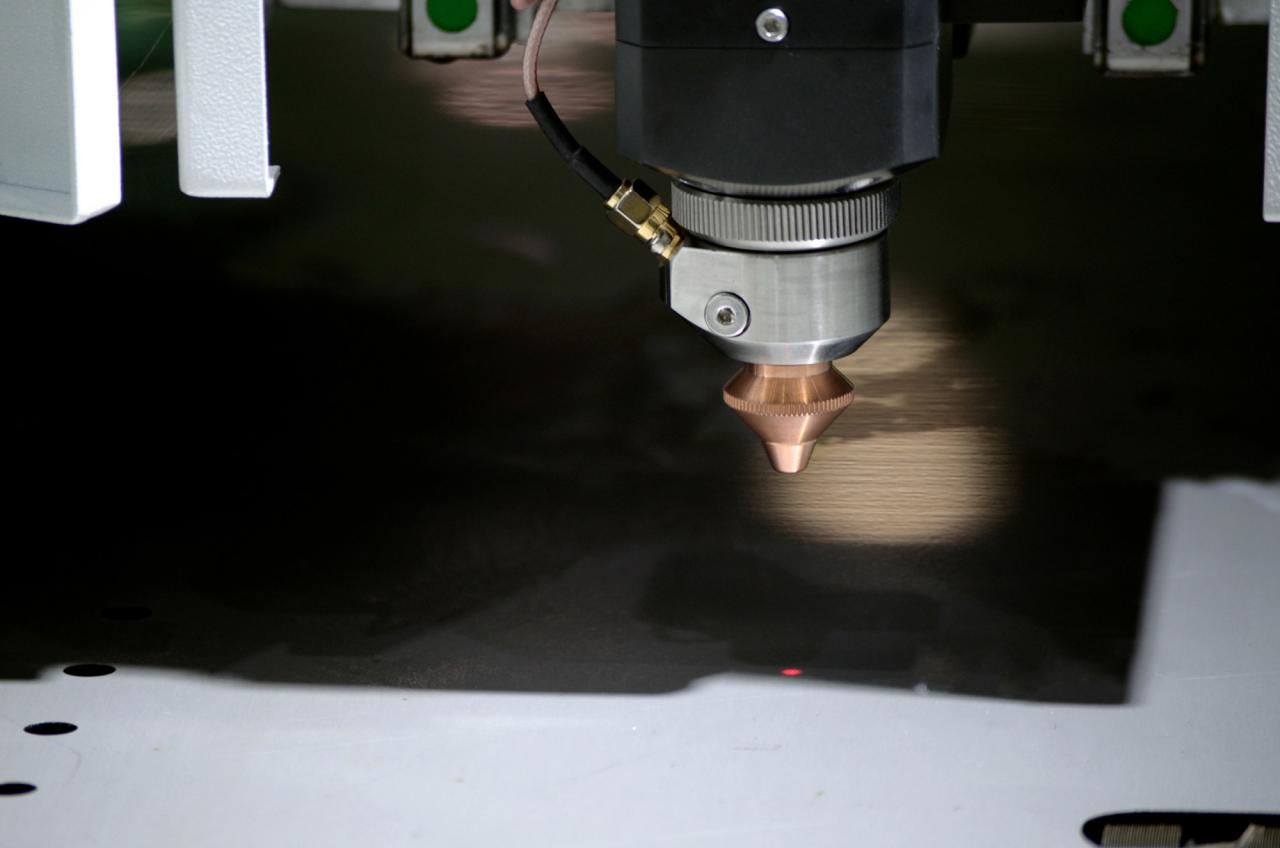 1500*3000mm 500w Racuys Or Ipg Fiber Laser Cutting Machine 1500 * 3000mm 500w Racuys lub maszyna do cięcia laserem światłowodowym Ipg