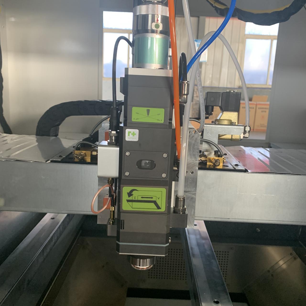 1kw 2kw Good Price Fiber Laser Cutting Machine For Sheet Metal 1kw 2kw Dobra cena Maszyna do cięcia laserem światłowodowym do blachy