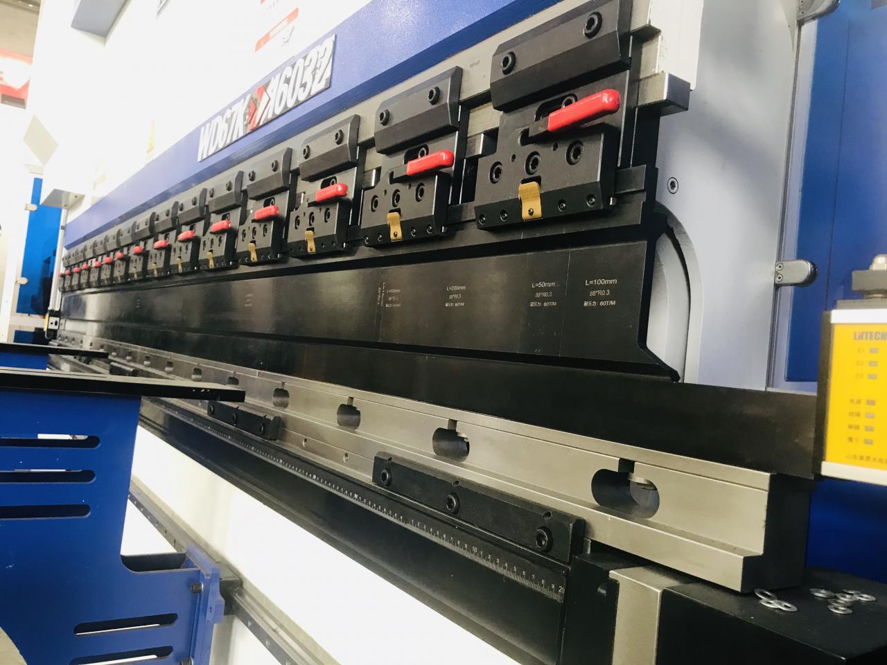 200t 300t Standardowa przemysłowa prasa krawędziowa Hydrauliczna prasa krawędziowa Cnc