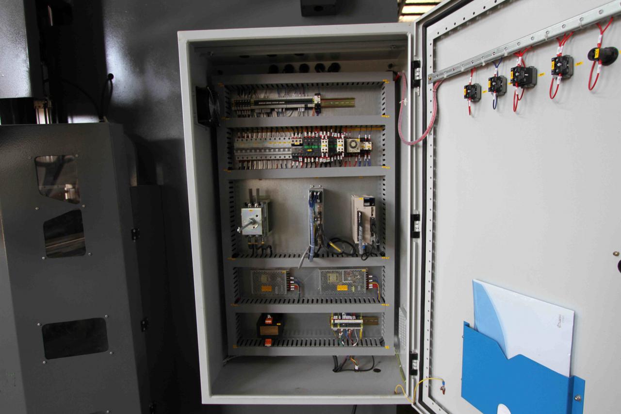 200t 300t Standardowa przemysłowa prasa krawędziowa Hydrauliczna prasa krawędziowa Cnc