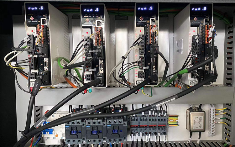 3015 Fiber Laser Cutting Machine For High-Speed Cutting Of 1-6mm Metal Materials 3015 Maszyna do cięcia laserem światłowodowym do szybkiego cięcia materiałów metalowych 1-6 mm