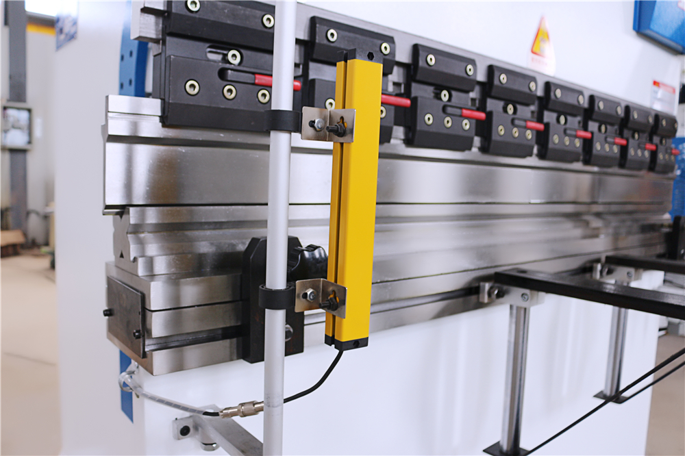 3+1 Axis Cnc Hydraulic Press Brake With Esa System Hydrauliczna prasa krawędziowa 3 + 1 osi Cnc z systemem Esa