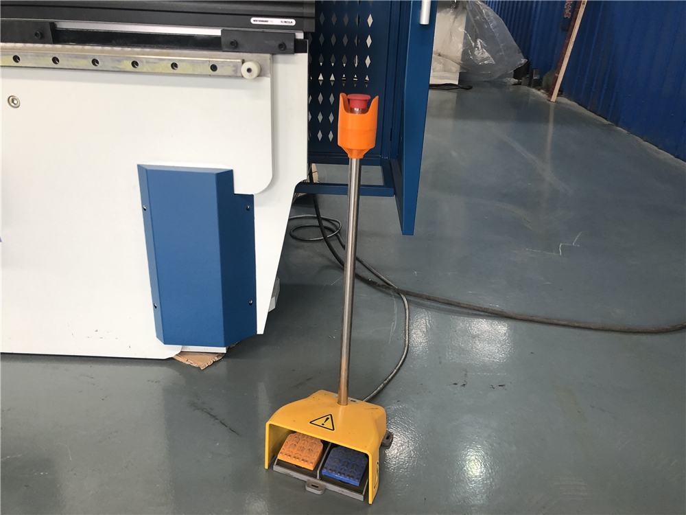 3+1 Axis Cnc Hydraulic Press Brake With Esa System Hydrauliczna prasa krawędziowa 3 + 1 osi Cnc z systemem Esa