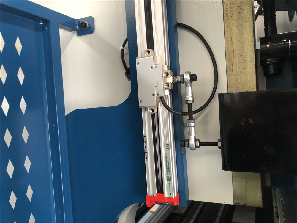 3+1 Axis Cnc Hydraulic Press Brake With Esa System Hydrauliczna prasa krawędziowa 3 + 1 osi Cnc z systemem Esa