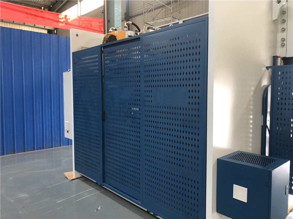 3+1 Axis Cnc Hydraulic Press Brake With Esa System Hydrauliczna prasa krawędziowa 3 + 1 osi Cnc z systemem Esa