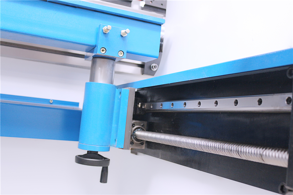 3+1 Axis Cnc Hydraulic Press Brake With Esa System Hydrauliczna prasa krawędziowa 3 + 1 osi Cnc z systemem Esa