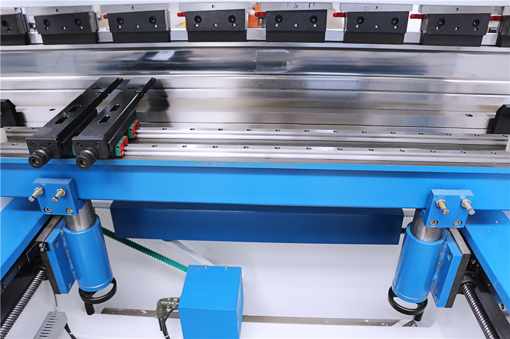 3+1 Axis Cnc Hydraulic Press Brake With Esa System Hydrauliczna prasa krawędziowa 3 + 1 osi Cnc z systemem Esa