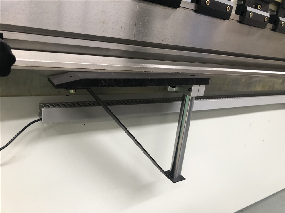 3+1 Axis Cnc Hydraulic Press Brake With Esa System Hydrauliczna prasa krawędziowa 3 + 1 osi Cnc z systemem Esa