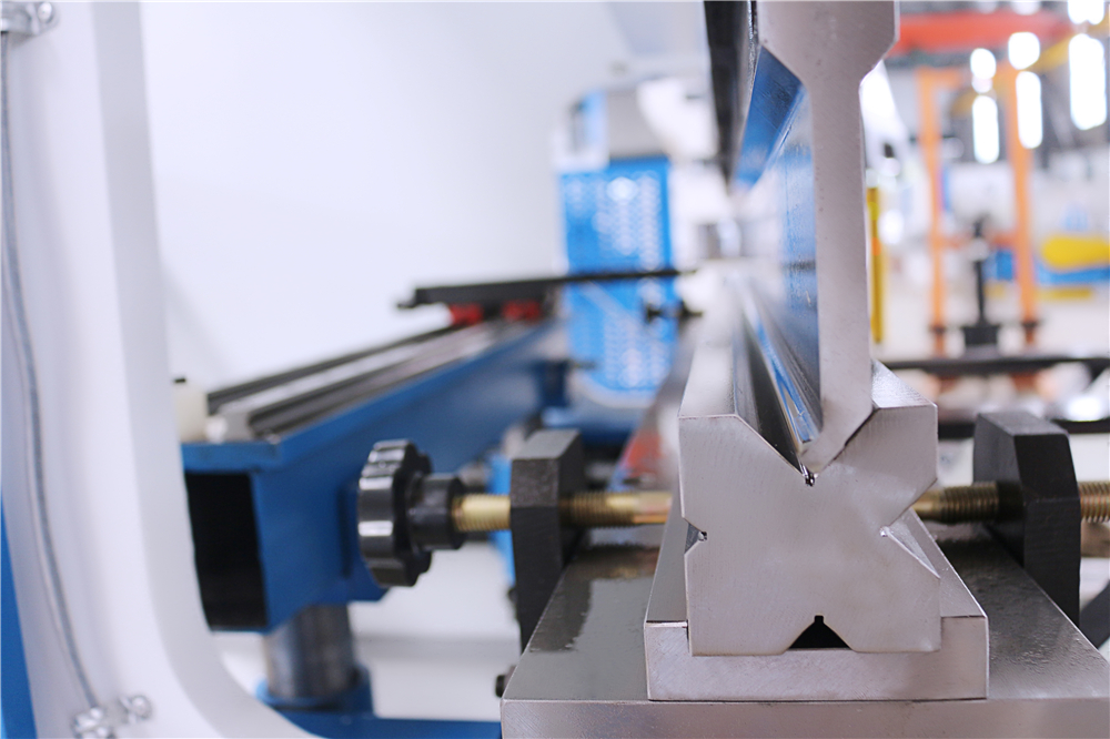 3+1 Axis Cnc Hydraulic Press Brake With Esa System Hydrauliczna prasa krawędziowa 3 + 1 osi Cnc z systemem Esa