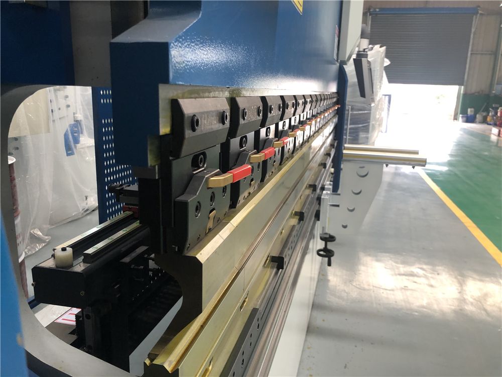 3+1 Axis Cnc Hydraulic Press Brake With Esa System Hydrauliczna prasa krawędziowa 3 + 1 osi Cnc z systemem Esa