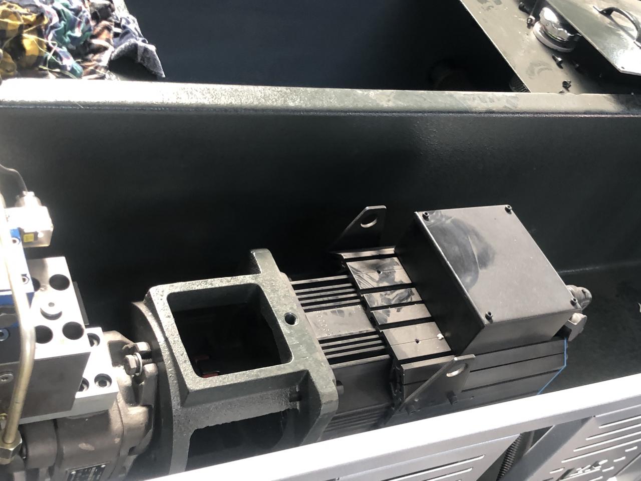 3+1 Axis Cnc Hydraulic Press Brake With Esa System Hydrauliczna prasa krawędziowa 3 + 1 osi Cnc z systemem Esa