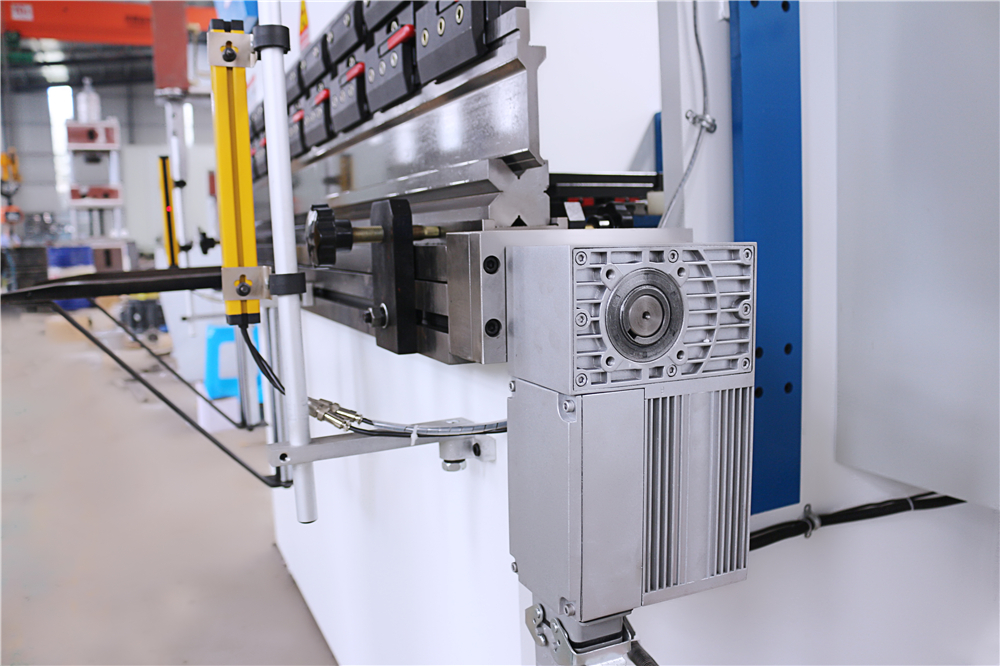 3+1 Axis Cnc Hydraulic Press Brake With Esa System Hydrauliczna prasa krawędziowa 3 + 1 osi Cnc z systemem Esa