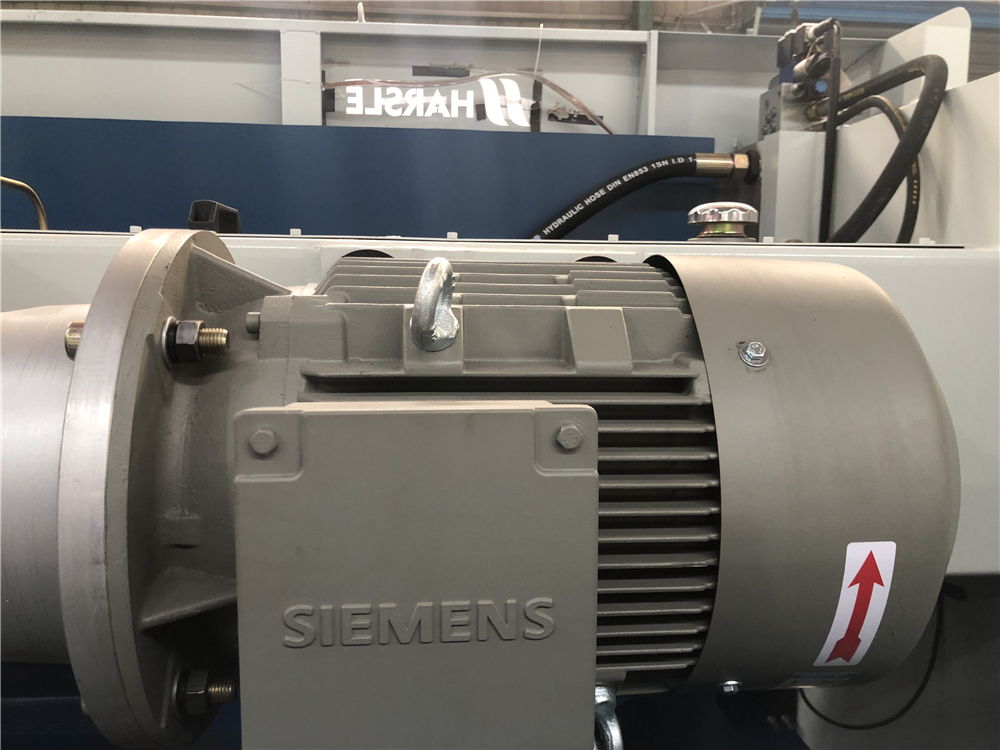 3+1 Axis Cnc Hydraulic Press Brake With Esa System Hydrauliczna prasa krawędziowa 3 + 1 osi Cnc z systemem Esa