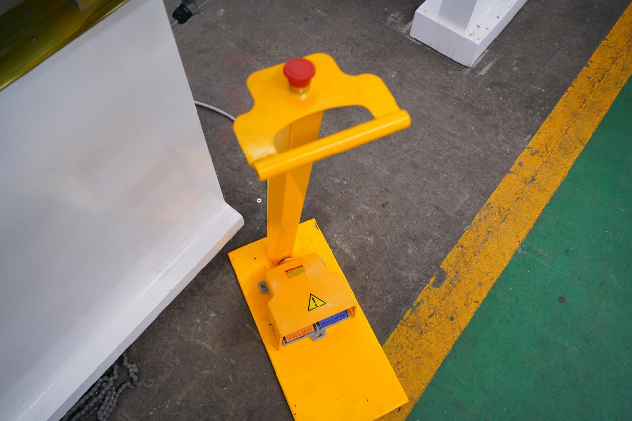 4 Axis Cnc Tandem Press Brake With Delem Da58t 2d Graphical Controller 4-osiowa prasa krawędziowa Cnc Tandem z kontrolerem graficznym Delem Da58t 2d