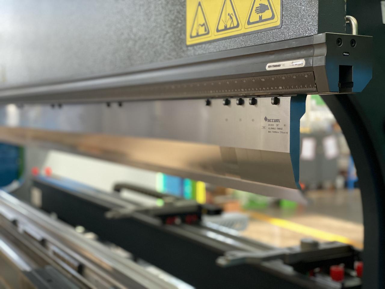 China 220t Cnc Bending Machine 6+1 Axis Hydraulic Press Brake Price Chiny 220t Giętarka Cnc 6 + 1 osiowa hydrauliczna prasa krawędziowa Cena