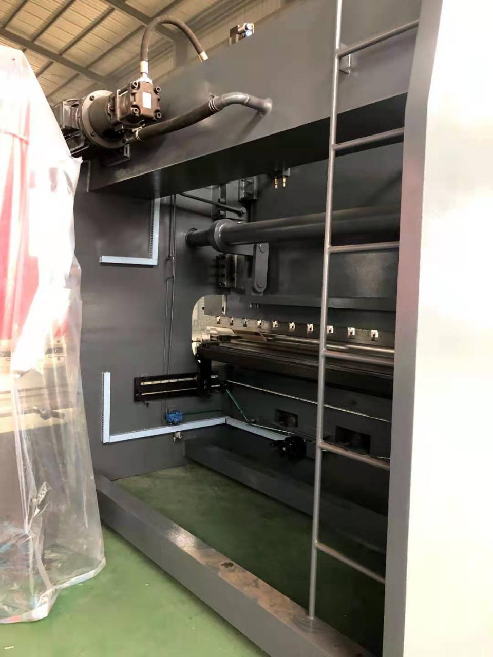 Da53t Cnc System Controller 125t4000 3+1 Axis Cnc Hydraulic Press Brake With Good Quality Da53t Cnc System Controller 125t4000 3 + 1 Axis Cnc Hydrauliczna prasa krawędziowa o dobrej jakości