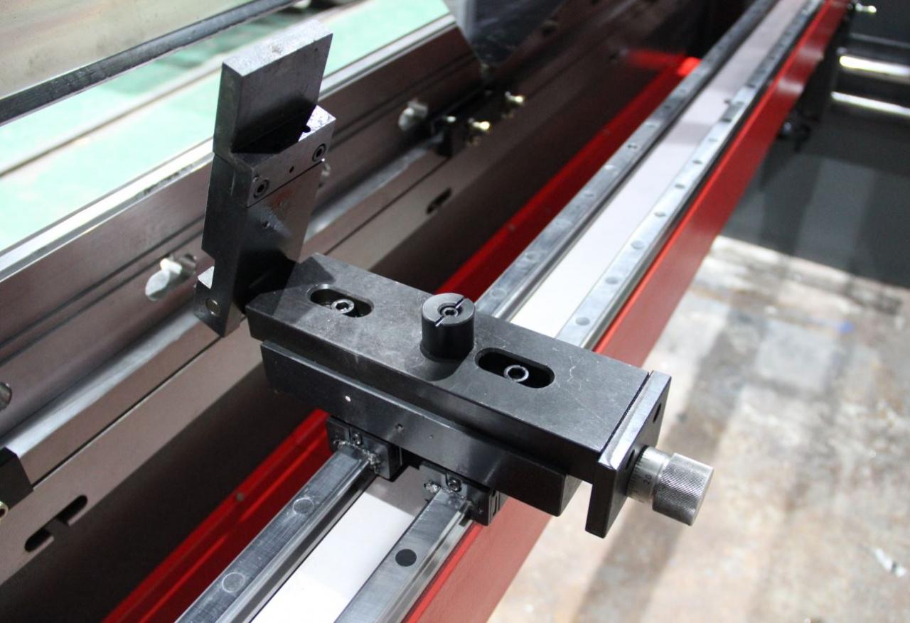 Delem Da66t 125 3+1 4+1 6+1 8+1 Cnc Hydraulic Press Brake For Metal Plate Bending Delem Da66t 125 3+1 4+1 6+1 8+1 Hydrauliczna prasa krawędziowa Cnc do gięcia blach