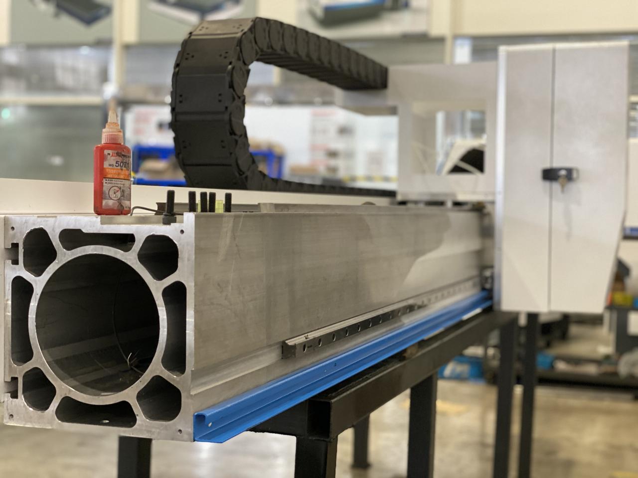 Maszyna do cięcia laserem światłowodowym Masterline 8kw, 4000x2000mm, ze źródłem lasera Ipg