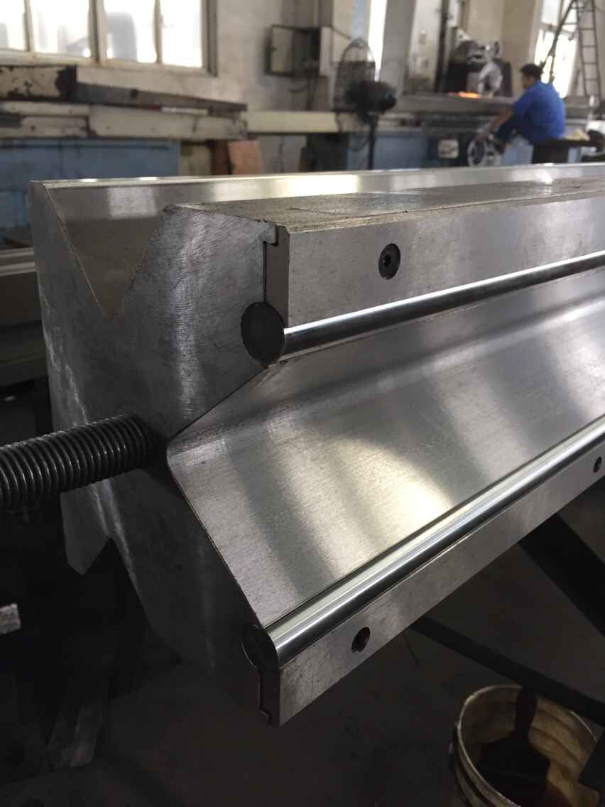 Full Automatic High Power Sheet Bending Machine And Cnc Press Brake Machine W pełni automatyczna giętarka do blach o dużej mocy i prasa krawędziowa Cnc