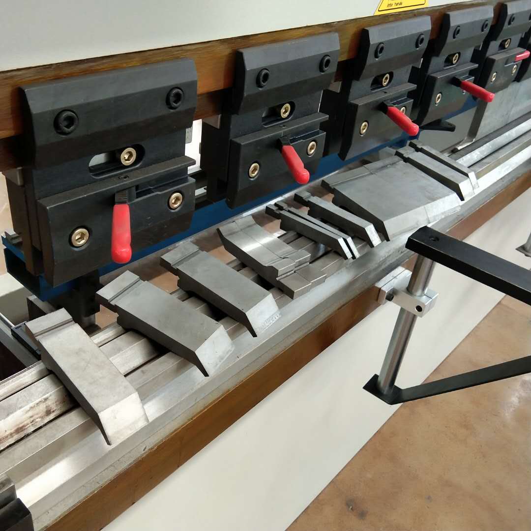 Hydrauliczna prasa krawędziowa 130t / 3200mm 4 + 1 oś Delem Da53t Prasa krawędziowa CNC