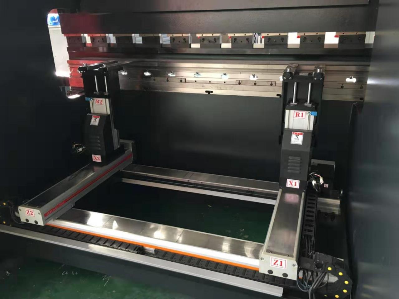 Hydraulic Stainless Steel Wc67y/k-300/6000 Mould Crowning Press Brake Hydrauliczna prasa krawędziowa ze stali nierdzewnej Wc67y/k-300/6000