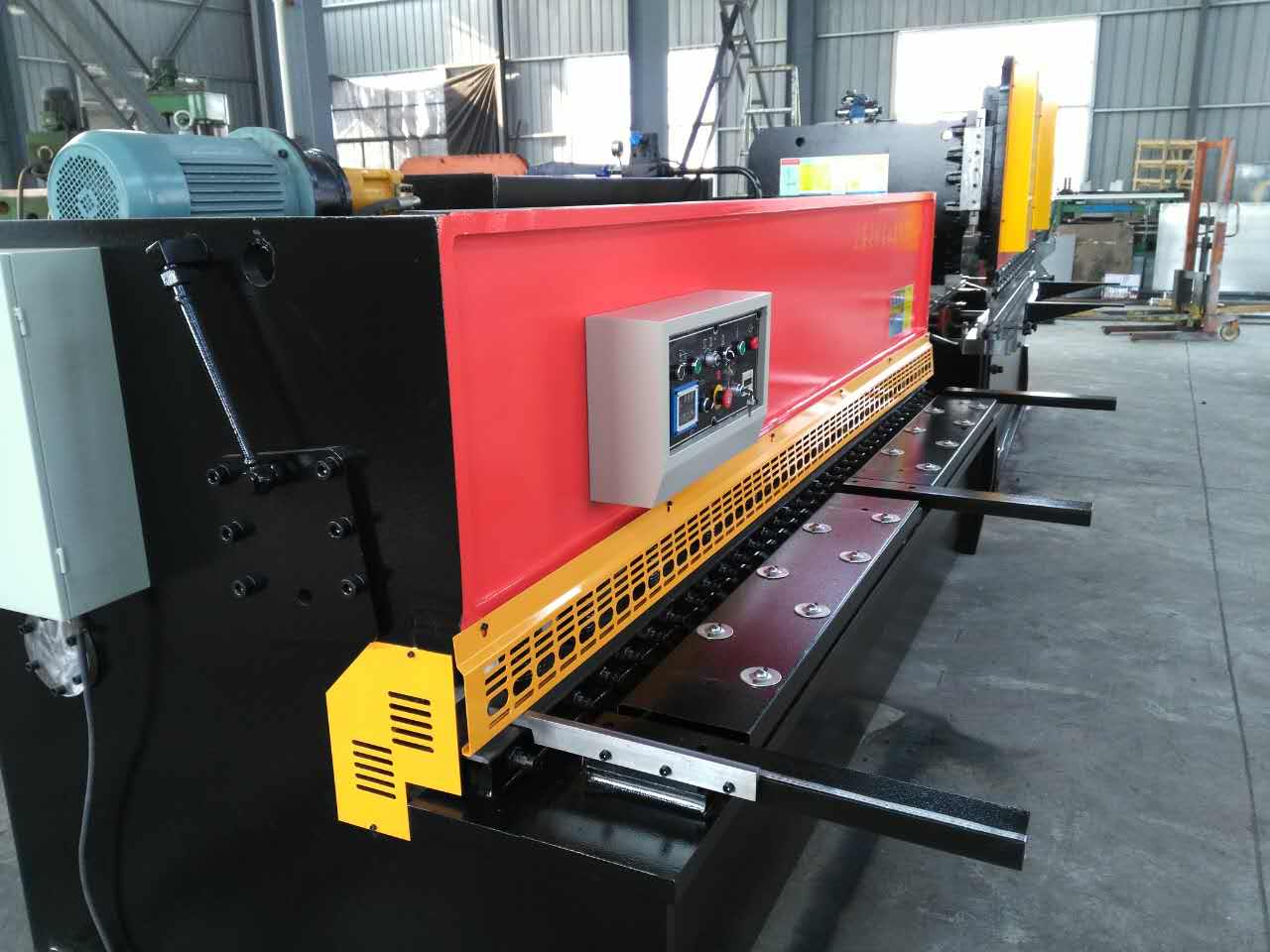 Hydraulic Swing Beam Guillotine Shears Qc12y-4x2500 Hydrauliczne nożyce gilotynowe z wahadłem obrotowym Qc12y-4x2500