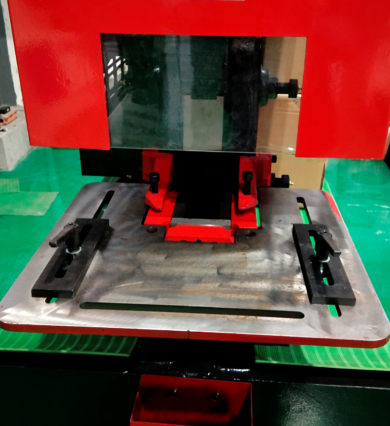 Q35y Series Hydraulic Ironworker Shearing And Punching Machine Hydrauliczna maszyna do cięcia i wykrawania ślusarki serii Q35y