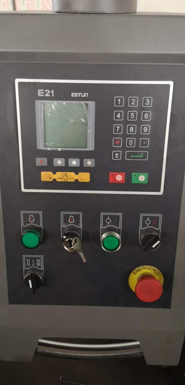 Qc12y 6x3200 Hydrauliczna maszyna do cięcia stołu gilotynowego do cięcia płyt przesuwnych