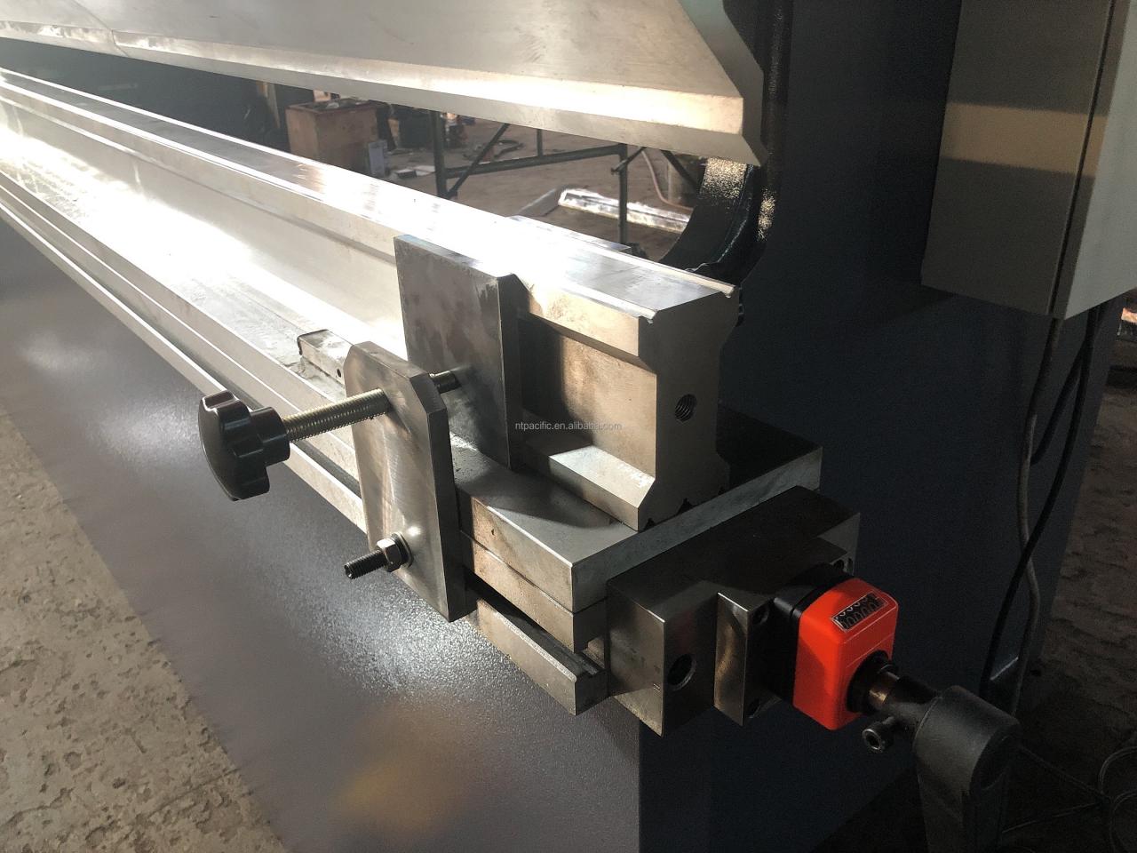Wc67k Cnc Aluminum Iron Plate Hydraulic Press Brake Cnc Metal Sheet Bending Machine Wc67k Cnc Aluminium Iron Plate Hydrauliczna prasa krawędziowa Cnc Metalowa maszyna do gięcia blach